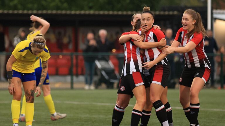 Gol de bicicleta coloca Ashley Cheatley, do Brentford, entre as indicadas ao Prêmio Marta da Fifa