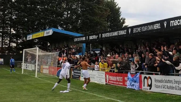 Jogo na Inglaterra é interrompido após árbitra denunciar assédio