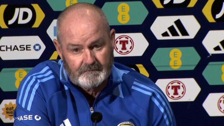 Gol de bicicleta de McTominay coloca Escócia em vantagem decisiva nas Eliminatórias da Copa de 2026