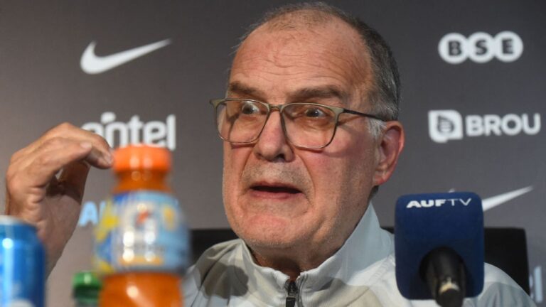 Bielsa admite “vergonha” por goleada sofrida, mas garante permanência no comando do Uruguai até 2026