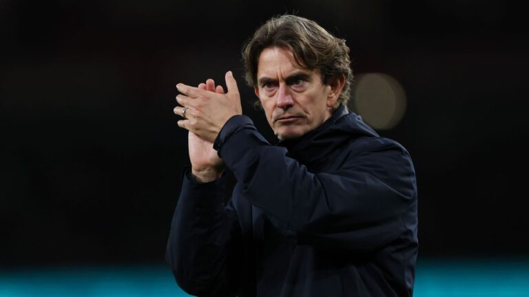 Thomas Frank pede desculpas à torcida do Tottenham após goleada no dérbi contra o Arsenal