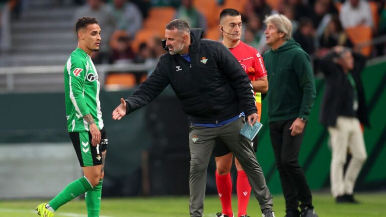 Antony leva cartão vermelho por atingir rival no rosto e pede desculpas à torcida do Betis