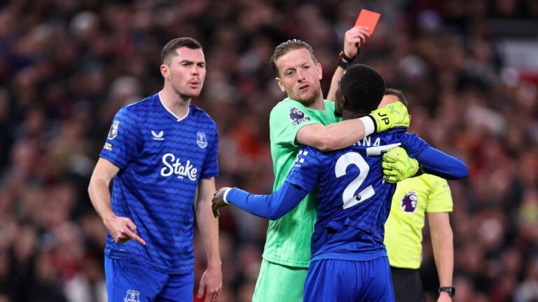 Idrissa Gueye é expulso após dar tapa em companheiro no duelo contra o United