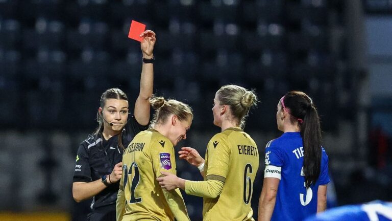 Ruesha Littlejohn é expulsa por “gravata” em Hannah Cain e pode receber longa suspensão