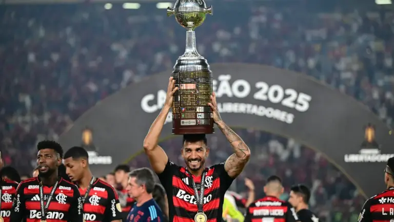 Jornal espanhol classifica Danilo, do Flamengo, como “caso único”