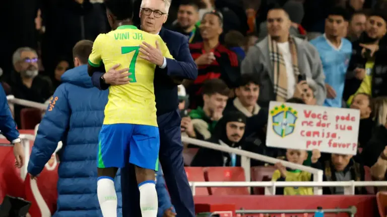 Ancelotti diz que só convocará Vinícius Júnior se atacante estiver 100% apto